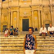 Insegnante specializzata anche sul sostegno, impartisce lezioni tutte le materie per scuola primaria e medie